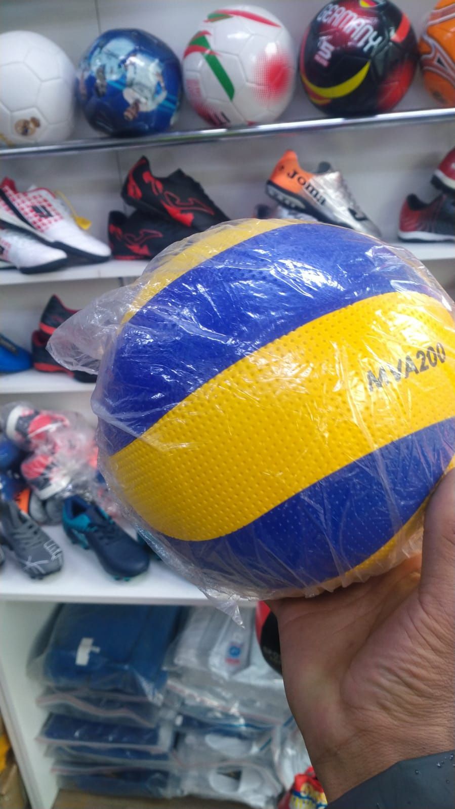 Мячи футбольные волейбольные баскетбольные. Разные цены