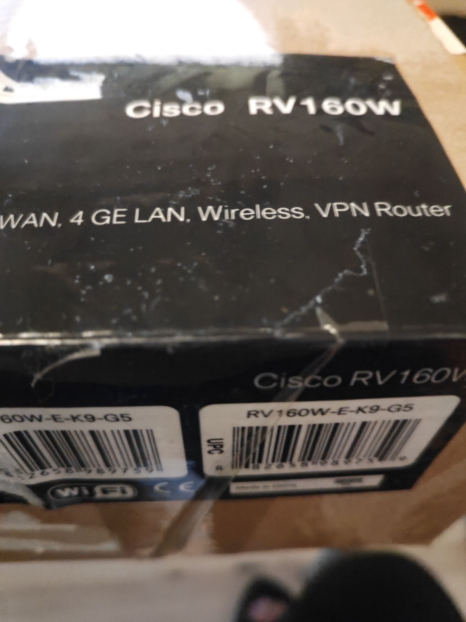 Рутер Cisco RV 160W и зарядни за телефони