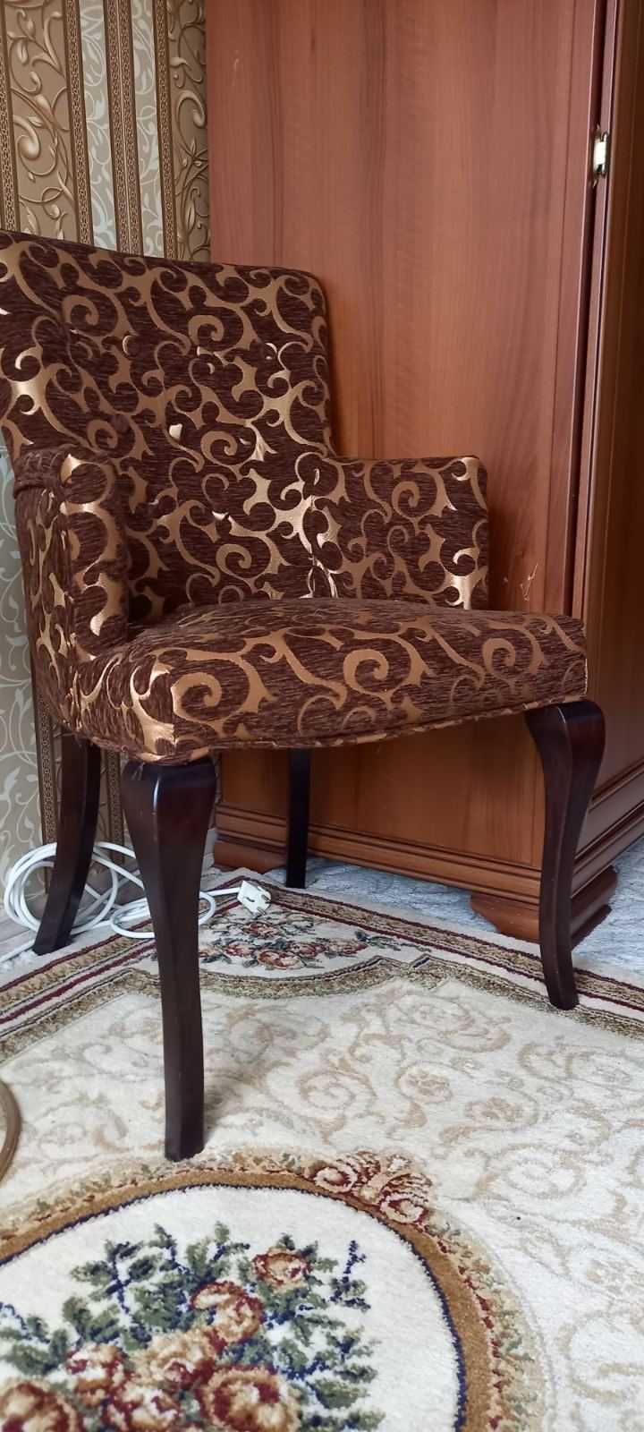 Две красиви барокови кресла.Цена за двете!