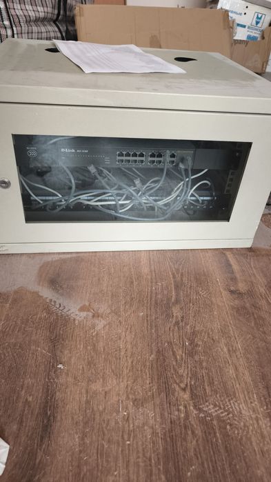 Телекамутационный (сетевой) шкаф с коммутатором.