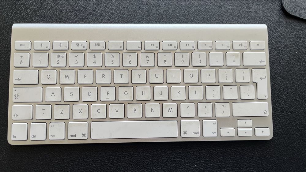 Apple Wireless Keyboard A1314 с  2 батерии АА