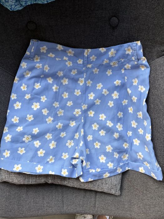 Pantaloni scurti inflorati