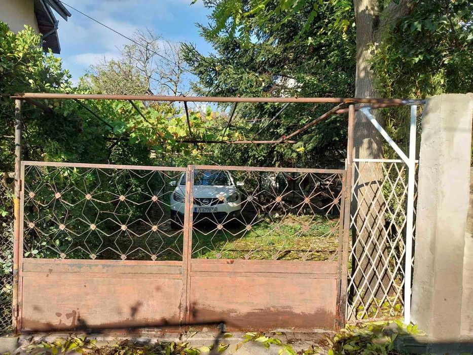 Метална дворна порта с две крила