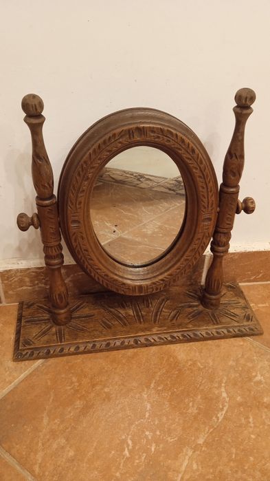 Oglinda traditionala de masa din lemn foarte veche, sculptata manual