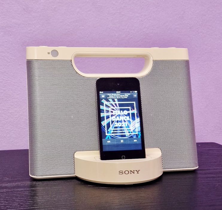 Boxă Portabilă Sony RDP-M5iP (Baterii/AC) + iPod Apple 32 GB - Pachet