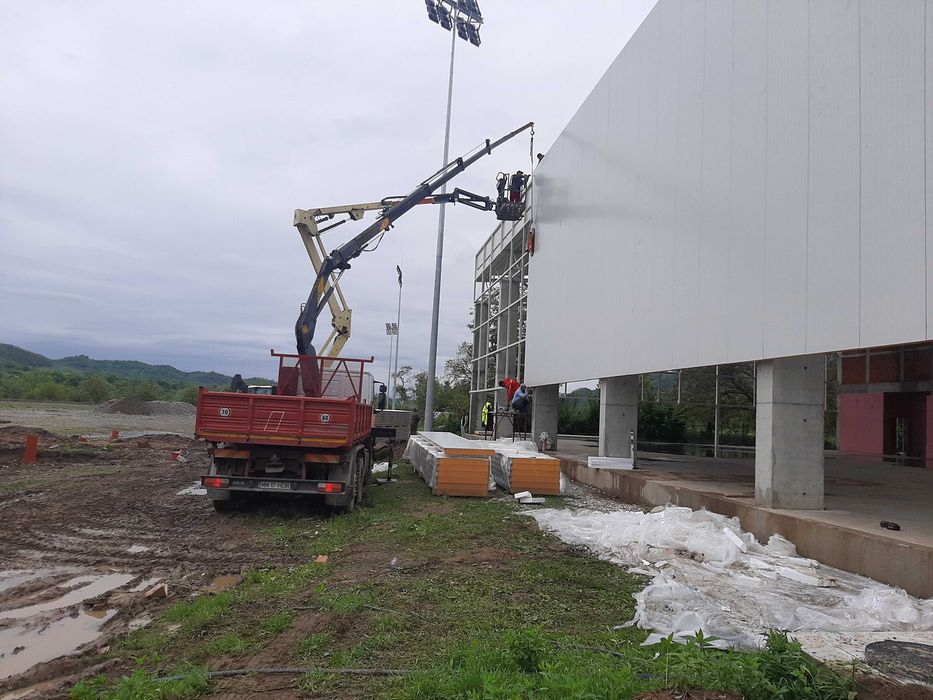 Camion macara disponibil