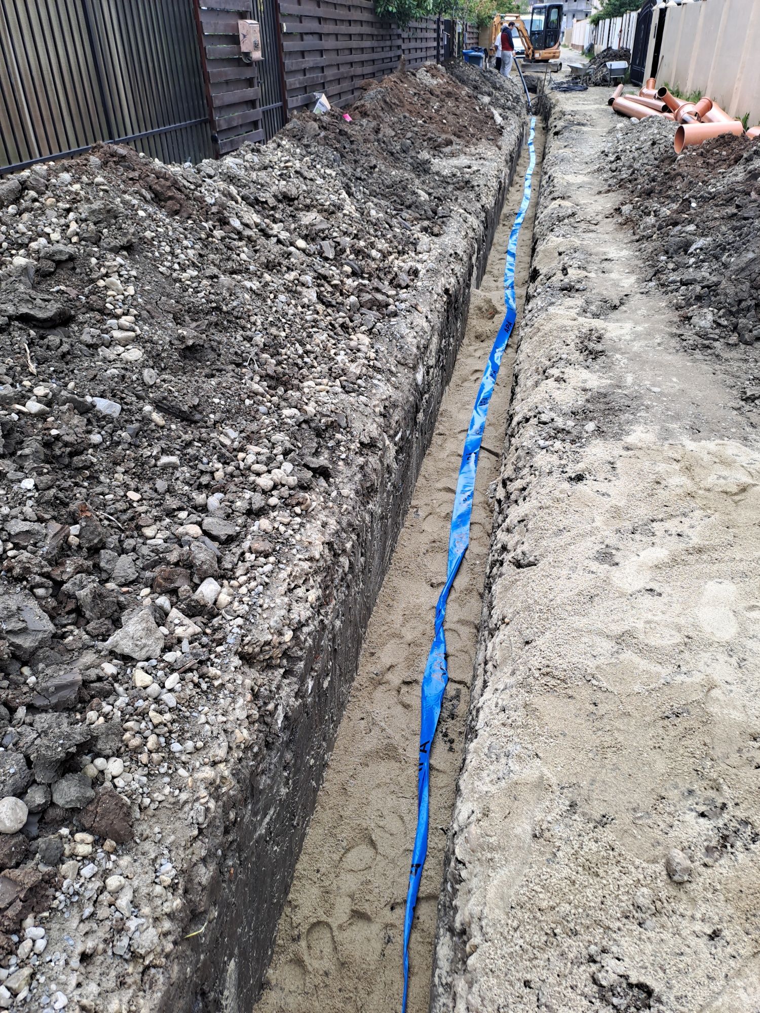 Inchiriez miniexcavator/execut lucrari/ demolări