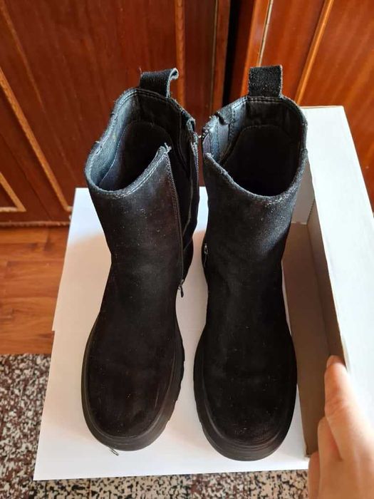 Botine noi, purtate o singură dată. DIn piele întoarsă naturală.