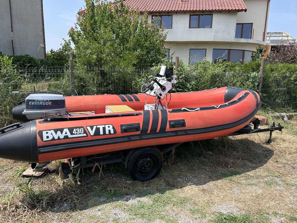 Barca RIB cu motor si peridoc