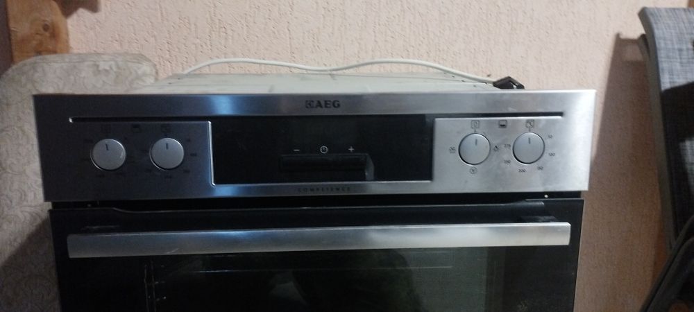 Фурна за вграждане AEG на две нива.