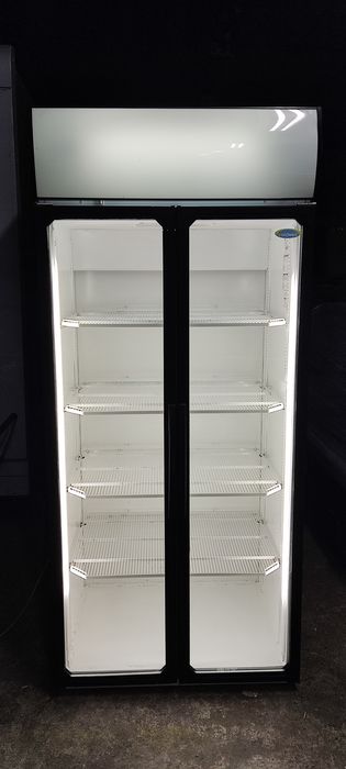 Вертикална хладилна витрина