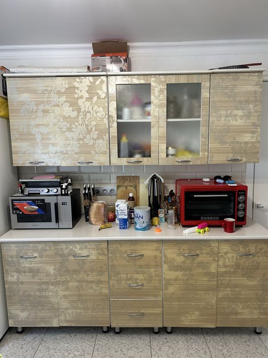Кухонный гарнитур в хорошем состояний, без царапин, длина   2 метров