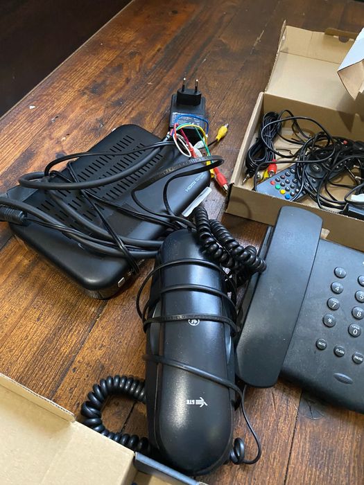 Лот от стари телефони и приемници -50Лв.