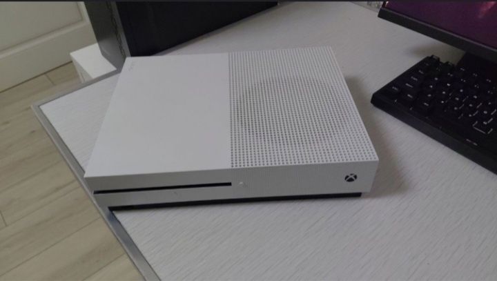 Xbox One S 1000gb с аккаунтом