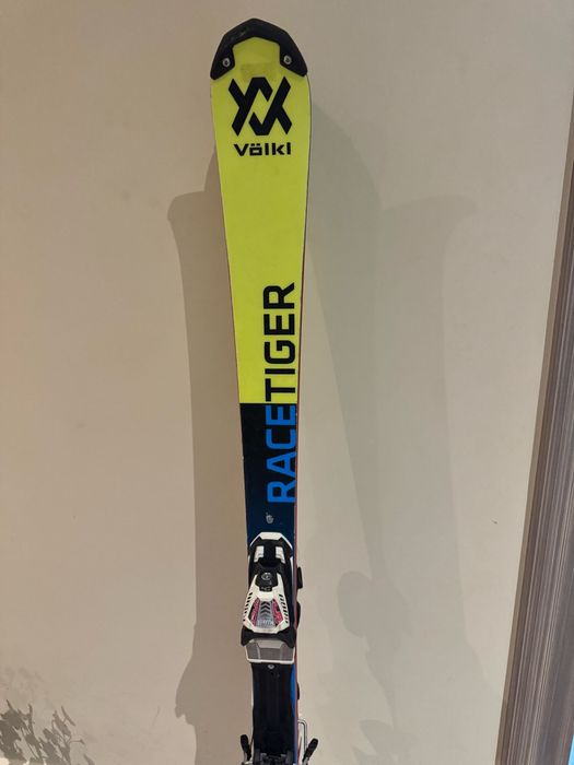 Skiuri racetiger cu bete