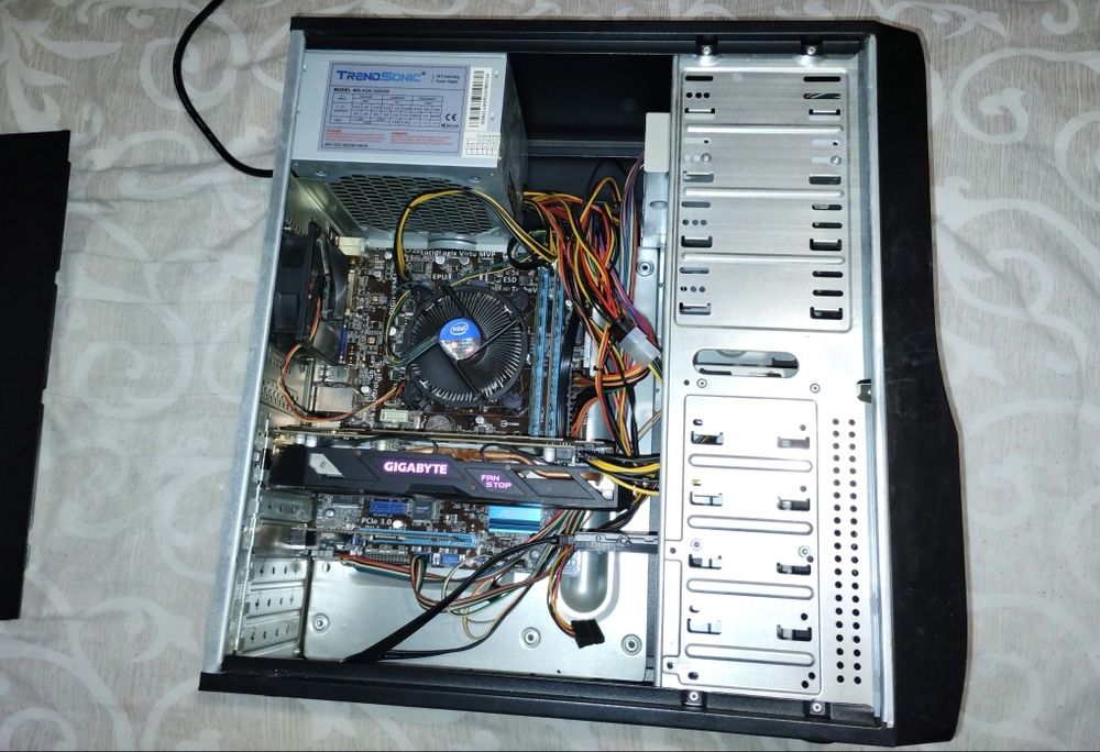 Геймърски компютър с RX 570