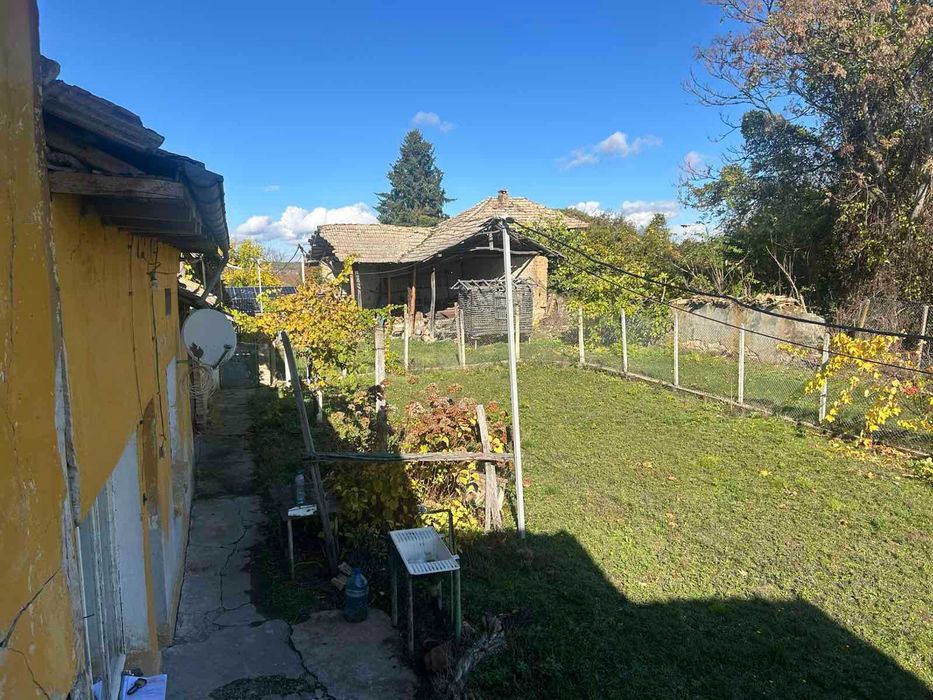 Двуетажна къща с фотоволтаици, с. Цар Асен