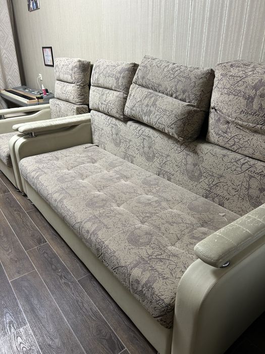 Диван  б/у. Требуется ремонт обшивки, в остальном состояние хорошее. .