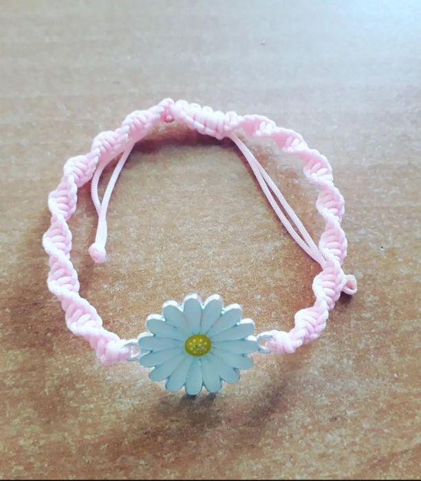 Ръчно изработени гривни и ключодържатели.