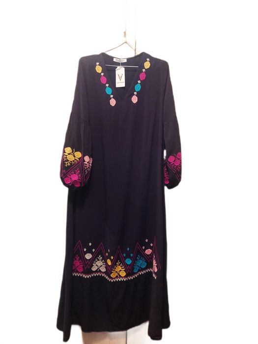 Superba rochie neagra cu broderie