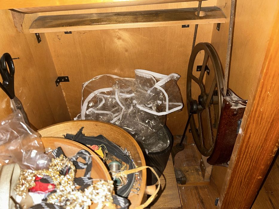 Шкаф със съветска шевна машина