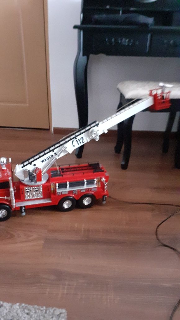 Mașină pompieri electrică