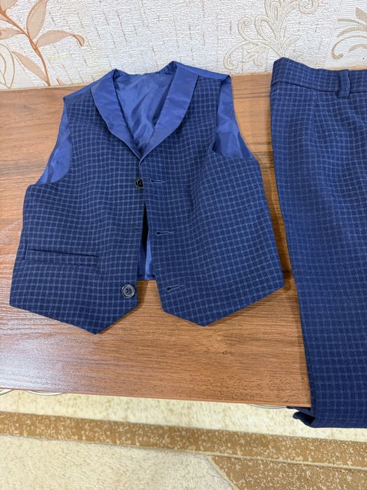Продам костюм тройка на ребенка 3-5 лет