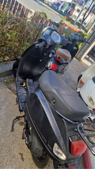 Vand scutere pentru livrari