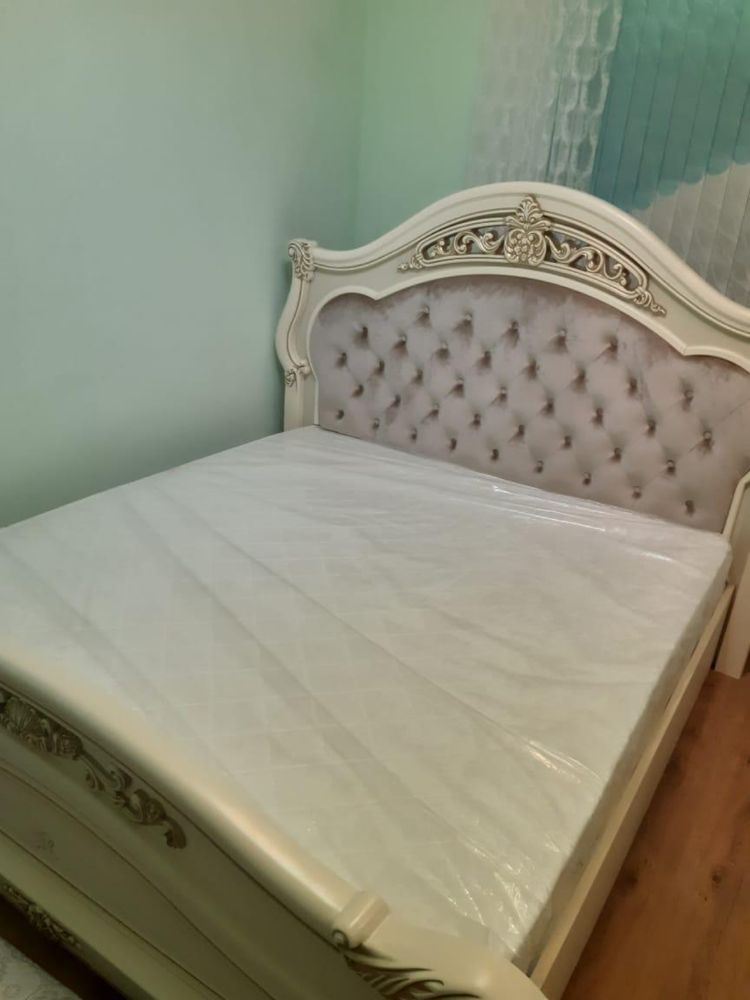 Кровать матрасом.
