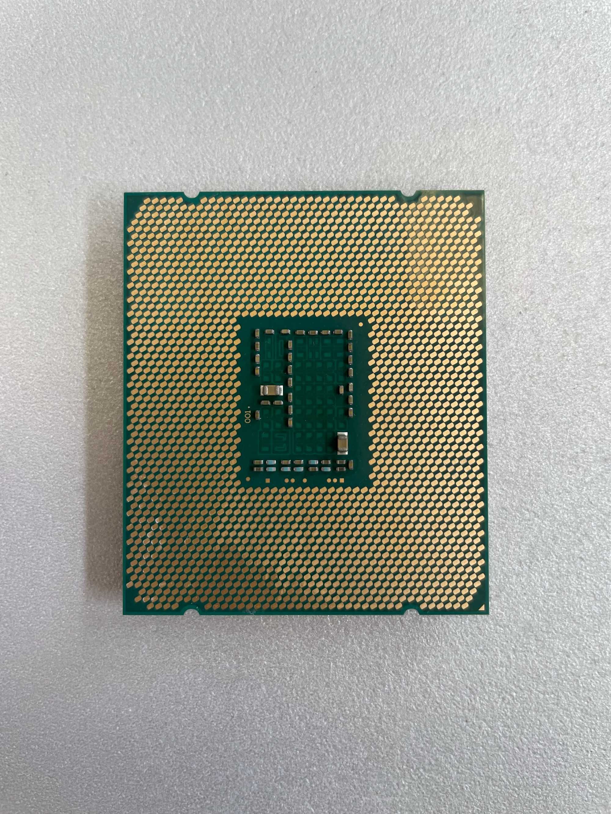 ЛОТ от Процесори Xeon W-2123, E5-2630L V3, E5-2690 V3