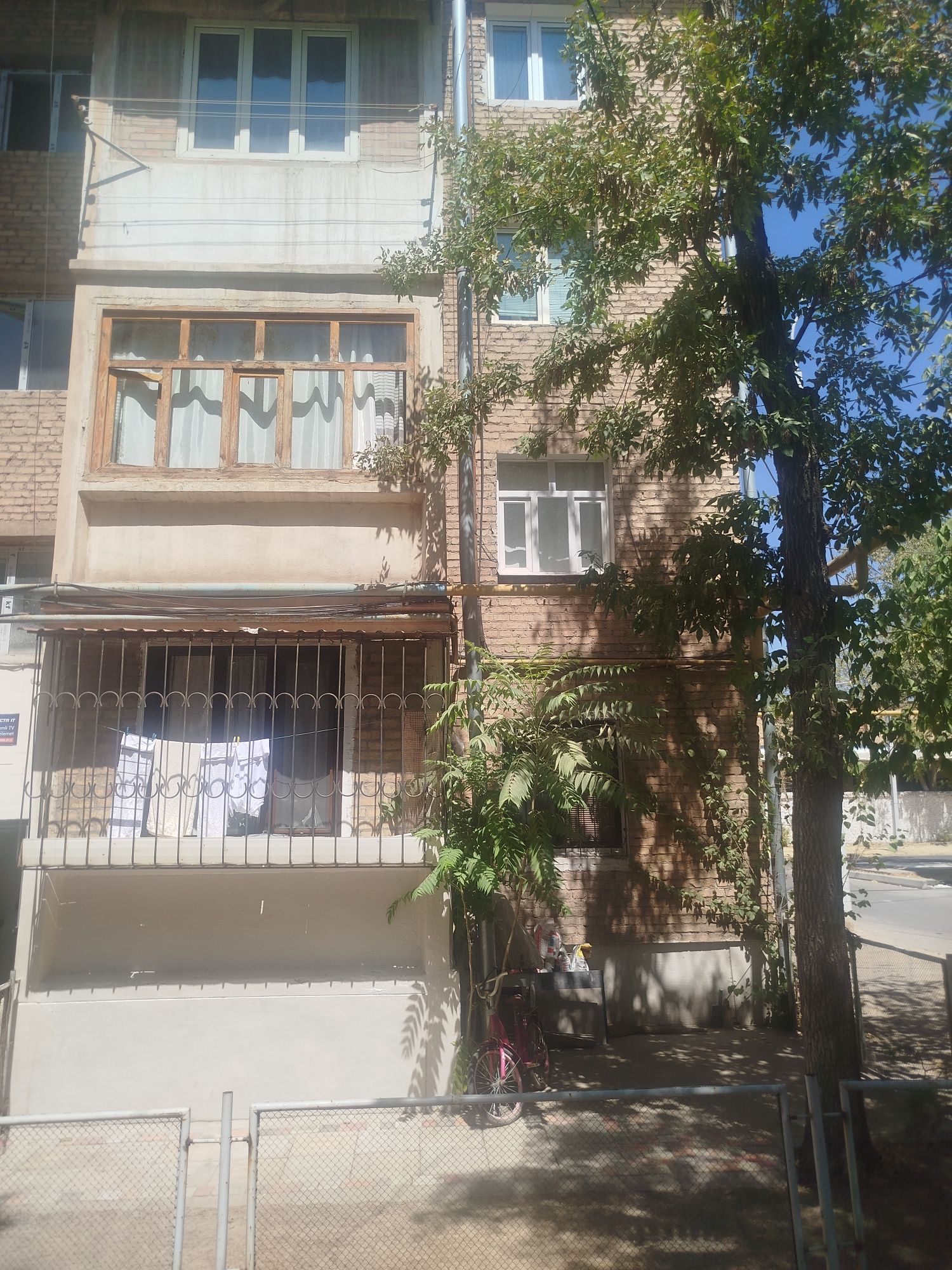 Продам 1 комнатную квартиру 2 етаж 4 етажний кирпичный дом