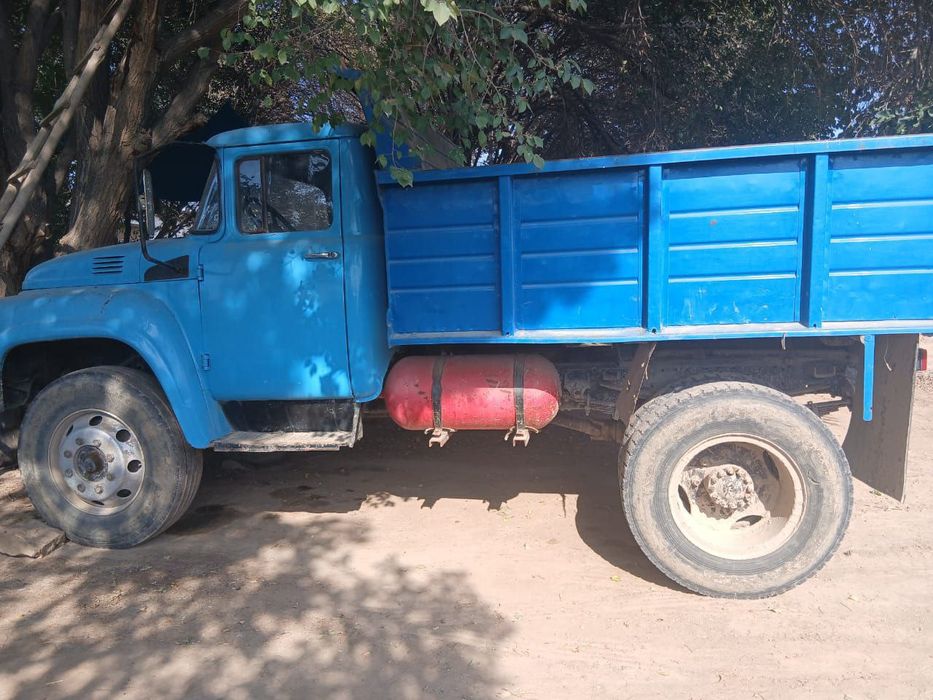 Zil moshinasi yurib turgan