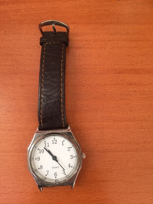Продавам стар работещ часовник