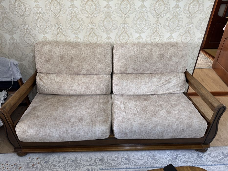 Диван бежевый дерево