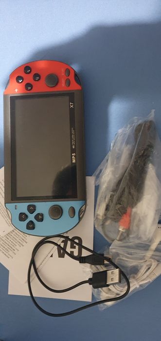 Consola portabila de jocuri retro