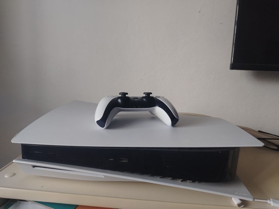 продаю PlayStation 5