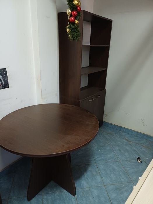 Два шкафа, един отделно с надстройка и маса