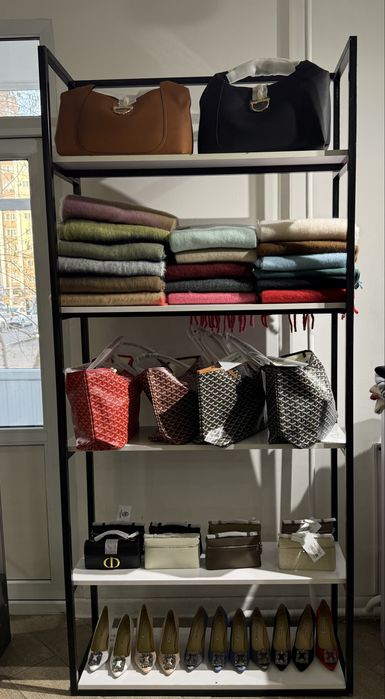 Оборудование для магазина одежды – стеллажи, витрины, стойки