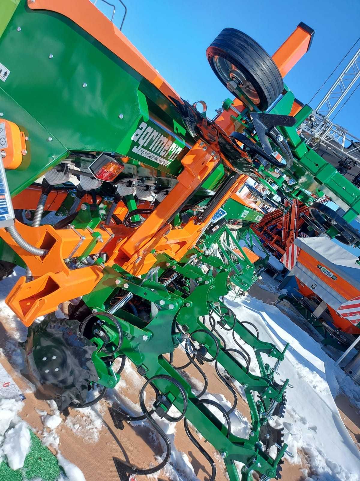 Cultivator rabatabil hidraulic cu 7 sectii buncar jumbo