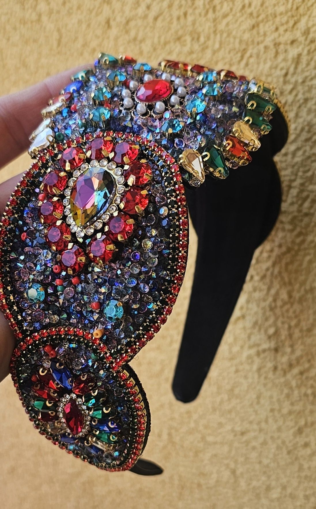 Bentita cu strasuri multicolore