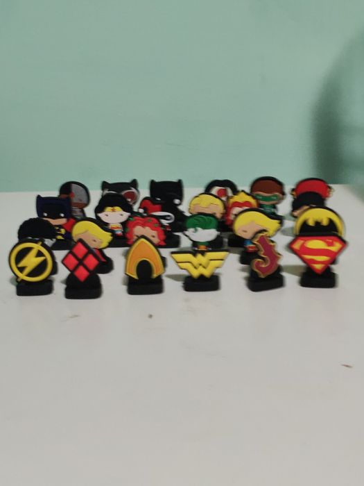 Figurine carfour ediția dc plus încă 100