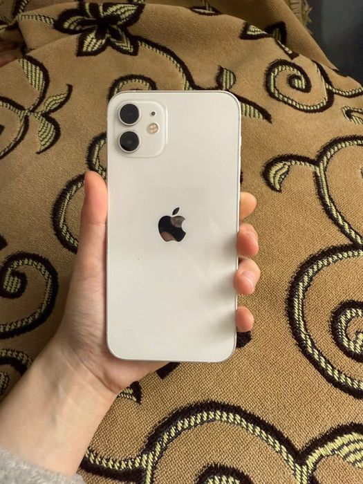 iPhone 12 в хорошом состоянии