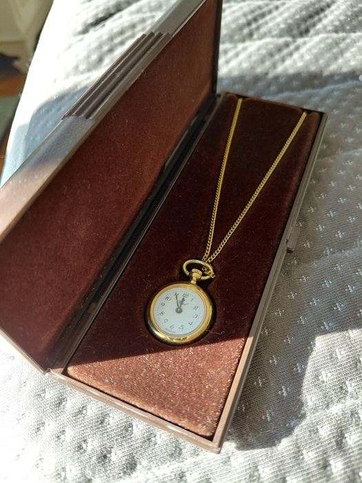 Елегантен дамски часовник-пендатив. Марка  Royal. .  Swiss made