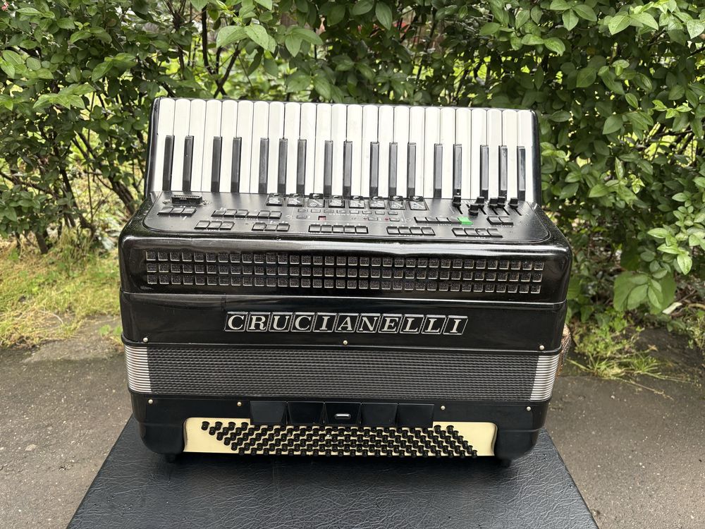Acordeo italian Crucianelli cu 120 de basi