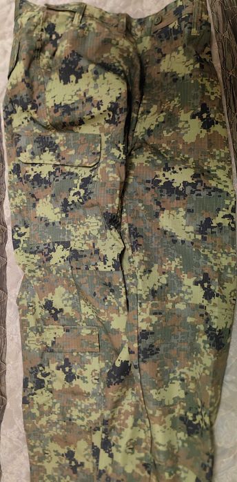 2 комплекта Камуфлажни панталони и риза 180лв за четирите