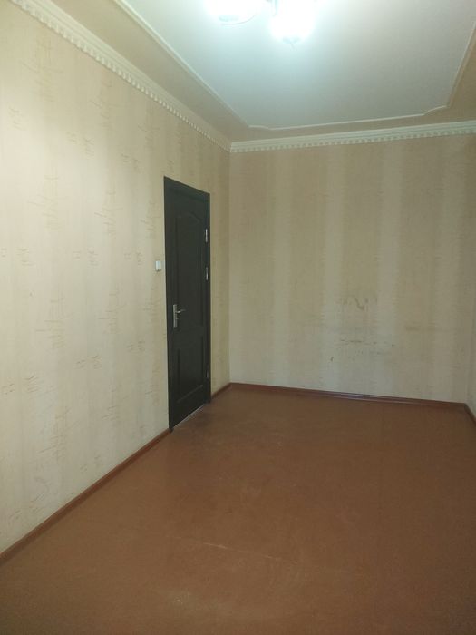 Толстой 12 3хонали 4 этаж урта падезд срочна  такалган нархи