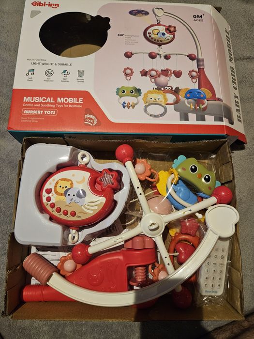 Carusel muzical bebe roz 108 sunete cu telecomanda si proiector