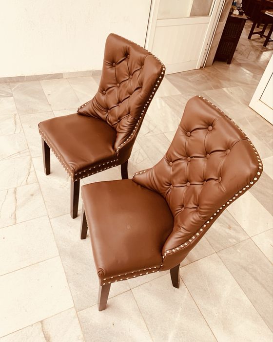2 бр. тапицирани столове – кафява еко кожа, капитонаж, стабилни