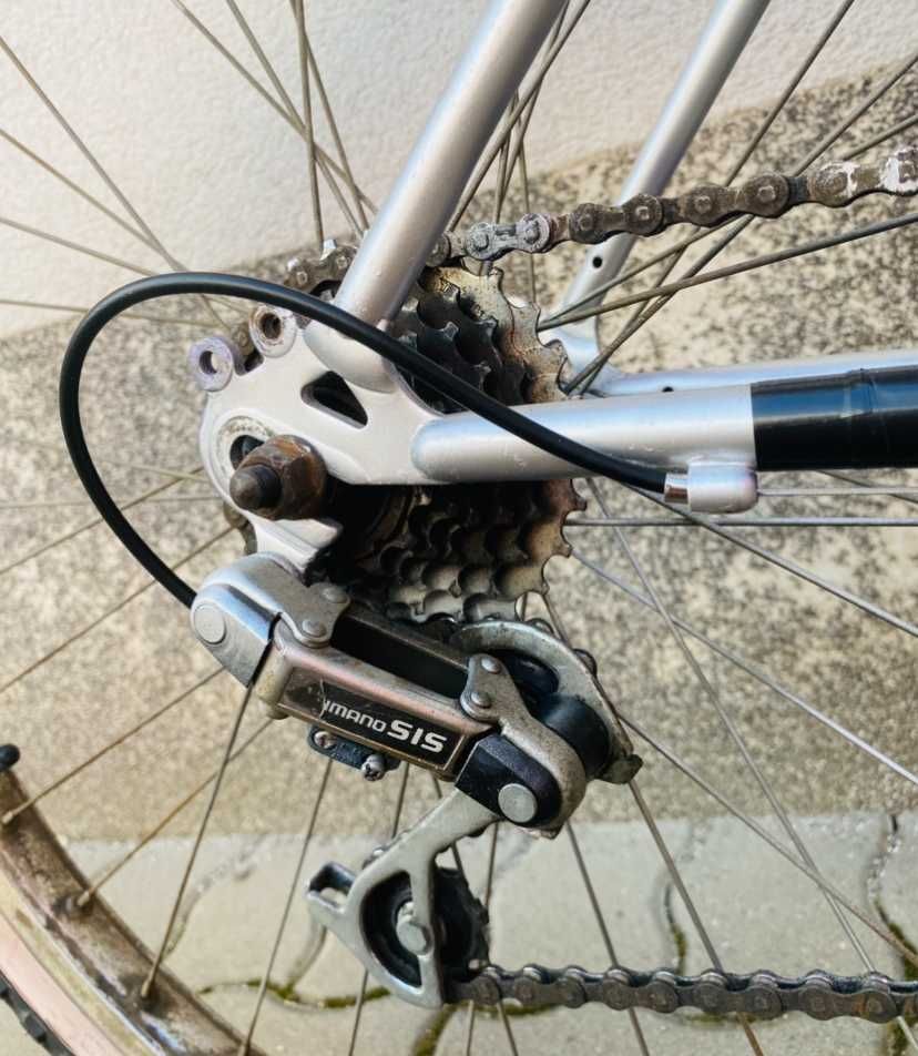 Bicicleta mounten bike cu piese Shimano.