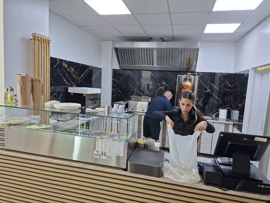 Închiriez spațiul comercial